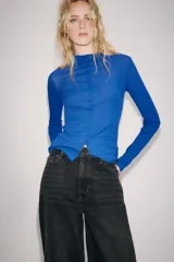 Jeans de tiro alto ZW Collection, color negro con efecto deslavado, corte tapered y diseño bombacho con raya planchada al frente.
