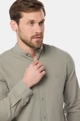 Camisa de lino color gris claro, con cuello mao, manga larga y cierre frontal con botones.