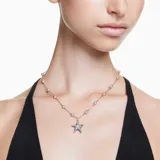 Colgante con cadena dorada y dije de estrella de mar con Crystal Pearls blancas y cristales azules y verdes.