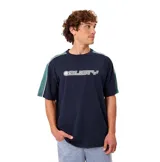 Remera Rusty modelo Zoren S27 de manga corta, color azul marino con diseño estilo bloque de color que incluye mangas y detalles en verde oscuro y una línea blanca en los hombros. Cuenta con el logotipo de la marca estampado en el pecho.