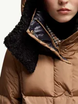 Campera puffer de plumas en color tostado, con cuello alto, cierre frontal con botones a presión y diseño acolchado de bloques cuadrados.