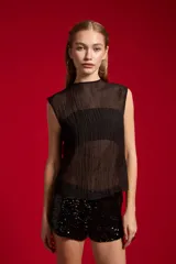 Blusa de poliéster negra, con diseño plisado, sin mangas, cuello alto y corte holgado.