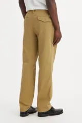 Pantalón chino color beige, de corte recto y tiro medio.