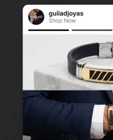 Pulsera de diseño moderno compuesta por una banda de goma negra y una placa central de acero inoxidable con detalles en baño de oro y aberturas geométricas. Incluye cierre de seguridad de acero.