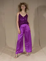 Pantalón palazzo verde de satén con cintura elastizada.