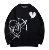 Sweater color crema de tejido de punto con cuello redondo, puños y ruedo acanalados. Estampado frontal de un cupido con arco y flecha y un corazón.