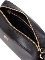 Bandolera negra de Tommy Hilfiger con correa ancha de tela ajustable, logo metálico dorado y herrajes dorados.