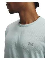 Remera deportiva Under Armour de manga corta, confeccionada en tejido técnico ligero con textura jacquard para mayor ventilación. Presenta cuello redondo y logo de la marca estampado en el pecho.