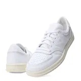 Championes urbanos New Balance Court, color blanco con detalles en beige.