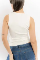 Musculosa básica de algodón, con cuello redondo y diseño ajustado al cuerpo.