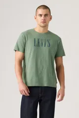 Remera verde militar de corte clásico, con cuello redondo y logo Levi's estampado en el pecho.