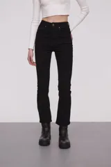 Pantalon jean de corte flare y tiro alto, color negro, con cierre frontal y bolsillos laterales.