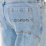 Pantalón de jean de corte holgado en color celeste, con diseño de estilo carpintero y bolsillos utilitarios.