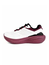 Championes deportivos Umbro modelo Gridlock, con diseño de suela gruesa en color bordó, cuerpo blanco con detalles en bordó y negro, y cordones negros.