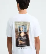 Remera blanca de manga corta y corte comfort, confeccionada en algodón con un pequeño estampado artsy al frente que representa la Mona Lisa dentro de una cámara de fotos.