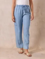 Pantalon cargo de corte wide leg, confeccionado en lyocell color azul claro. Presenta cintura elastizada con cordón de ajuste y bolsillos laterales tipo cargo.