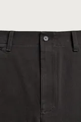 Pantalón chino regular fit de color negro, confeccionado en tejido de algodón. Cuenta con bolsillos frontales, detalle de bolsillo cerillero, bolsillos traseros de doble vivo y cierre frontal con cremallera y botón.