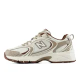 Championes New Balance 530, modelo U530COB, en tonos blanco, beige y marrón. Confeccionados con malla transpirable y refuerzos sintéticos, cuentan con entresuela con tecnología ABZORB para mayor amortiguación y diseño de estilo retro running.
