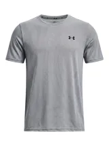 Remera deportiva de manga corta Under Armour, confeccionada en tejido de punto suave con ventilación de malla integrada y diseño sin costuras para reducir la fricción. Presenta un patrón geométrico sutil en toda la prenda y el logo de la marca en el pecho.