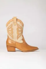 Bota texana de cuero color marrón claro con detalles en beige. Diseño con puntera en punta y caña media con bordados decorativos. Taco bajo de madera.