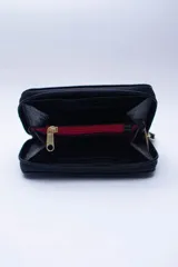 Billetera marrón tipo sobre con cierre de cremallera, confeccionada en cuero con textura tipo cocodrilo y forro textil rojo. Cuenta con múltiples ranuras para tarjetas, documentos y billetes.