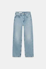 Jeans de mujer, tiro alto, color azul medio con efecto desgastado (lavado claro en muslos y oscuro en bordes). Corte recto y ancho (mom fit) con cinco bolsillos y cierre frontal de botón y cremallera.