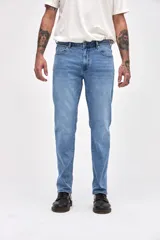 Jean de corte recto clásico con cadera levemente holgada, confeccionado en denim de tono azul claro con acabado lavado.