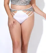 Bombacha blanca de tiro alto confeccionada en lycra con detalles de puntilla combinada y tiras.