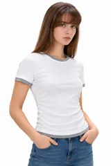 Remera de algodón blanca de manga corta, ajustada al cuerpo, con cuello redondo y detalles en gris en el cuello, los puños y el borde inferior.