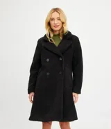 Campera alargada de sherpa color negro, con cuello solapa, cierre cruzado con botones y bolsillos delanteros.