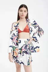 Falda corta con estampado de flores, de tiro alto, larga a media pierna, confeccionada en gajos de satén que le dan mucho vuelo.