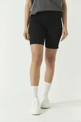 Short biker negro de calza ajustada.