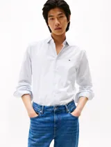 Camisa de manga larga Tommy Hilfiger de algodón regenerativo elástico, con diseño de rayas finas y corte slim fit.
