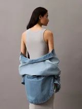 Vestido midi gris de algodón y elastano, sin mangas y con escote redondo.