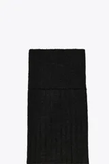 Calcetines altos de tejido rib confeccionados en hilatura con lana, en color marrón.