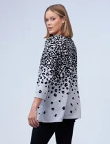 Buzo tejido gris con estampado animal print negro y apliques de terciopelo.