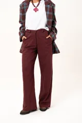 Pantalón de vestir color bordó, de corte recto y tiro alto, con bolsillos laterales y cierre frontal con botón.