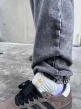 Pantalón de jogging gris nevado con bolsillos y tela elastizada.