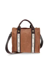 Cartera plateada con efecto metalizado, doble asa corta marrón y correa larga de cuero marrón extraíble. Tiene dos tiras verticales con el texto "Percibal" en blanco. Interior forrado en tela con tres bolsillos y llavero.