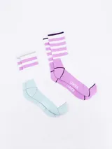 Pack de dos pares de medias deportivas de caña corta, una blanca con rayas lilas y puntera celeste, y otra blanca con rayas lilas y puntera lila.