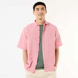 Camisa de manga corta confeccionada en mezcla de lino, de color rosado, con cuello camisero y cierre frontal con botones.
