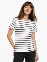 Remera de manga corta con estampado de rayas horizontales negras sobre fondo blanco, cuello redondo y corte clásico.