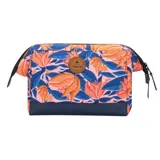 Neceser de poliéster reciclado con estampado de flores naranjas y hojas azules sobre fondo rosa. Base de cuero sintético azul marino. Cierre superior con cremallera YKK y logo de la marca en etiqueta circular cosida en el frente. Interior impermeable con separadores removibles.