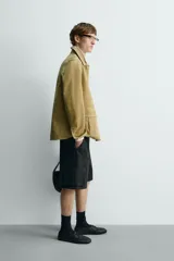 Bermuda cargo de algodón color beige claro, con corte relajado, bolsillos laterales de parche con solapa y bolsillos traseros de vivo.