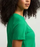 Remera tipo t-shirt de algodón, color beige claro, con cuello redondo y mangas cortas dobladas.