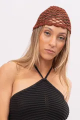 Casquete tejido a mano en algodón color marrón.