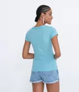 Remera básica celeste con escote en V, manga corta y bolsillo pequeño en el pecho.