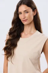Musculosa de algodón color rosado con cuello redondo y diseño holgado.
