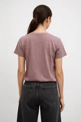 Remera de algodón blanca de manga corta y cuello redondo, con un aplique central bordado en forma de lazo con estampado animal print.