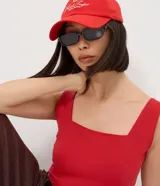 Blusa básica sin mangas marca Cortelle, confeccionada en poliamida, con escote cuadrado y tirantes medianos.